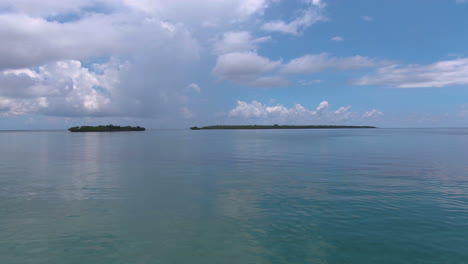 Drohne-Fliegt-über-Wasser-Zu-Zwei-Einsamen-Inseln-Im-Indischen-Ozean