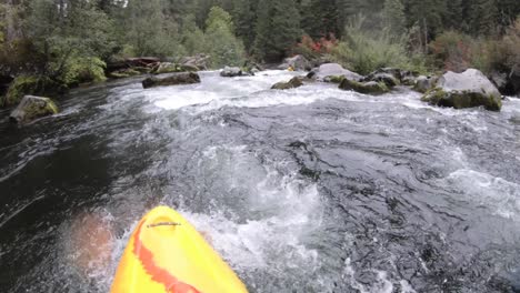 Kayak-De-Aguas-Bravas-La-Sección-Del-Puente-Natural-De-Clase-Iv-Del-Río-Rogue-Superior-En-El-Sur-De-Oregon