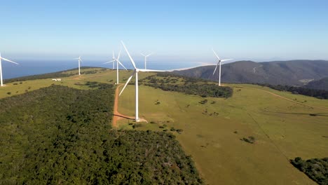 Luftaufnahme-Von-Windmühlen-Neben-Dem-Ozean-In-Südafrika