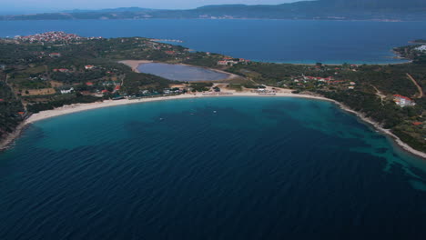 Luftaufnahmen-Der-Küste-Von-Ouranoupoli-In-Athos-Auf-Chalkidiki-Während-Eines-Sonnigen-Tages
