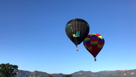 2-Heißluftballons-Schweben-Gemeinsam-Vor-Den-Bergen