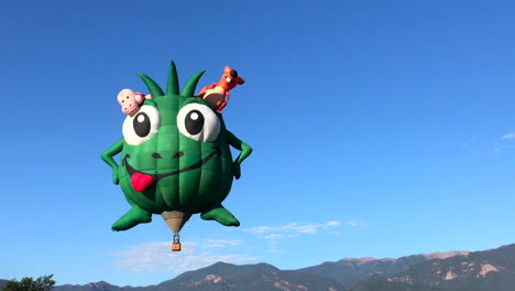 Außerirdischer-Ballon,-Der-über-Die-Berge-Schwebt