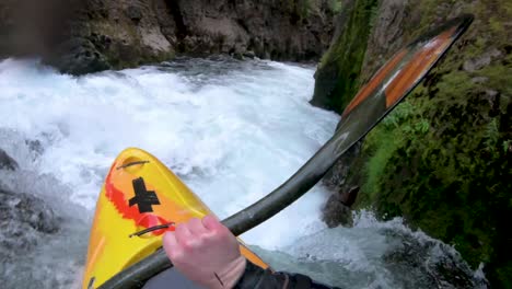 Experiencia-Aterradora-De-Kayak-En-Aguas-Bravas-Cerca-De-La-Muerte-Al-Nadar-En-Un-Rápido-De-Clase-5