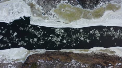 Overhead-Drohne-Aus-Eis,-Das-An-Einem-Kalten-Tag-In-Britisch-Kolumbien-Auf-Dem-Fluss-Schwimmt
