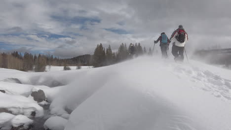 3-Schneeschuhwanderer,-Die-In-Colorado-Wandern,-Werden-Von-Schnee-Und-Wind-Getroffen