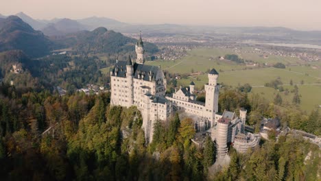 Paisaje-De-Otoño-Del-Castillo-De-Neuschwanstein-En-Baviera,-Alemania-|-4k-Uhd-D-log:-Perfecto-Para-Gradación-De-Color