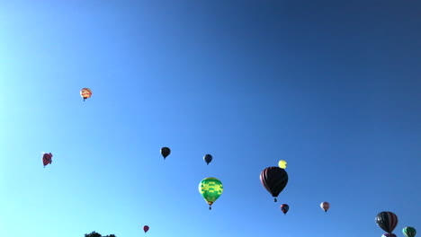 Pan-Tilt-Von-Heißluftballons-Während-Des-Massenstarts
