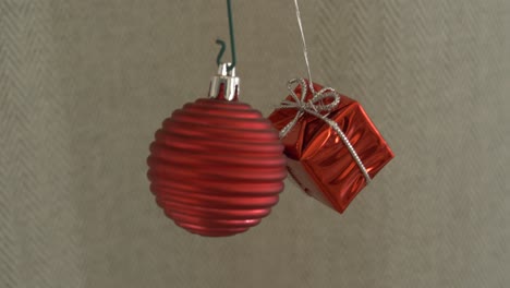 Runde-Kugeln-Und-Geschenkdekorationen,-Die-Zu-Weihnachten-Aufgehängt-Werden