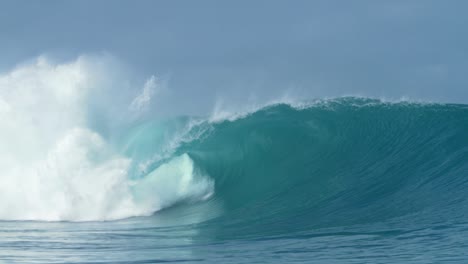 Big-beautiful-clean-wave---slowmotion---barreling---Indonesia