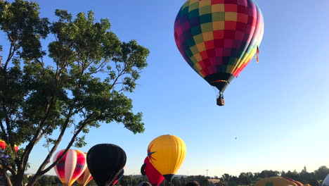 Heißluftballon-Startet-über-Festival
