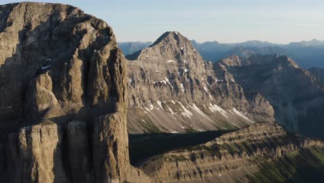 Drone-Revela-Hermosas-Montañas-Durante-El-Amanecer-En-Fernie,-Columbia-Británica,-Canadá