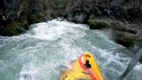 Ich-Perspektive-Des-Extremen-Wildwasser-Kajakfahrers,-Der-Die-Takilma-Schlucht-Der-Klasse-IV-Auf-Dem-Upper-Rogue-River-Im-Süden-Von-Oregon-Abfährt
