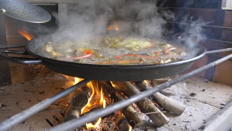 Kochen-Einer-Paella-Auf-Offenem-Feuer-Mit-Viel-Rauch