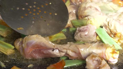 Rühren-Von-Fleisch-Und-Gemüse-In-Einem-Paella-Gericht-Auf-Offenem-Feuer