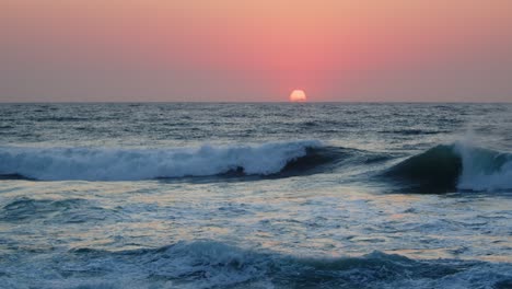 Zeitlupe-Dramatischer-Rosa-Sonnenaufgang,-Der-Sich-über-Brechenden-Wellen-Am-Strand,-Durban,-Kwazulu-natal,-Widerspiegelt
