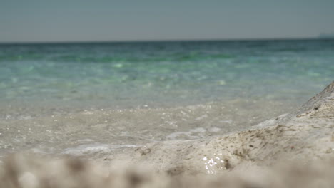 Türkisblaue-Meereswellen,-Die-Am-Felsigen-Strand-In-Sizilien,-Italien,-Plätschern