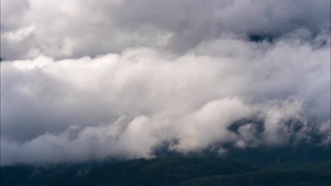 Wolken-Bewegen-Sich-Im-Zeitraffer-über-Die-Berge