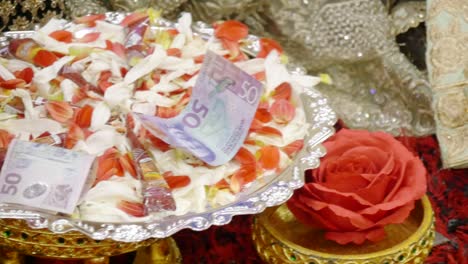 Aufnahme-Von-Neuseeländischem-Bargeld,-Das-Als-Mitgift-Bei-Einer-Hochzeit-Verwendet-Wird
