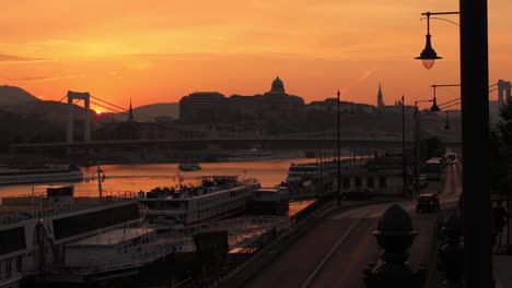 Ein-Schöner-Zeitraffer-Von-Einem-Der-Sommersonnenuntergänge-Im-Stadtzentrum-Von-Budapest,-Ungarn