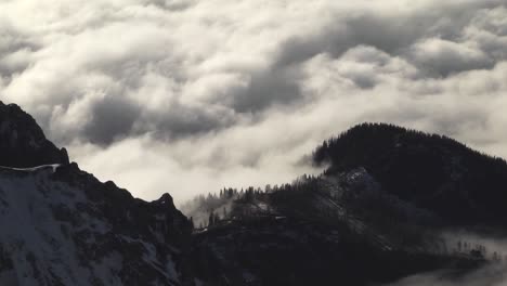 Bewegte-Wolken-Im-Hochgebirge-Der-Alpen