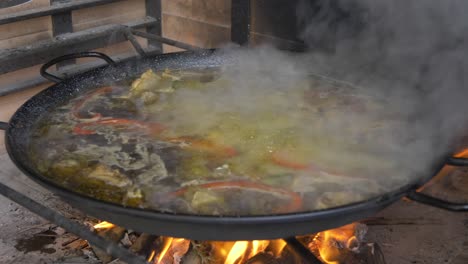 Cocinar-Paella-En-Un-Fuego-Abierto-Con-Humo