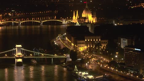Budapest-Nachtzeit---Zeitraffer---Schließen