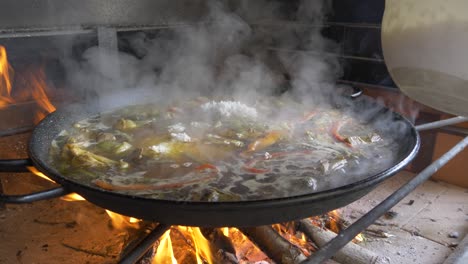 Traditionelles-Paella-Kochen-Auf-Offenem-Feuer