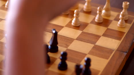 Yuriy-Schachfiguren-Bewegen-Schwarze-Figur