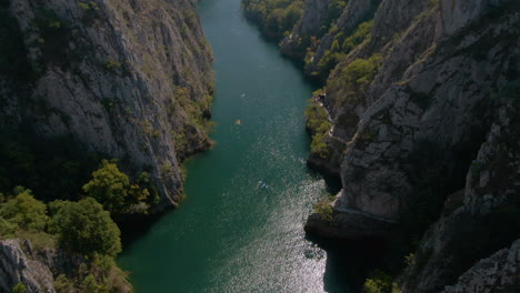 Luftaufnahmen-Von-Menschen,-Die-An-Einem-Sonnigen-Tag-In-Der-Matka-Schlucht-In-Mazedonien-Kanu-Fahren