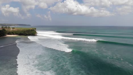 Die-Wellen-Von-Balangan-Beach---Bali---Indonesien-Drohnenansicht-Fliegen-Herum