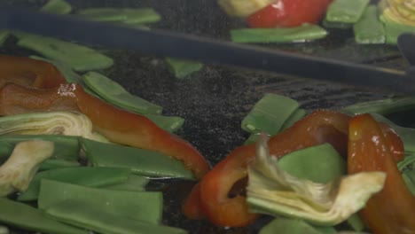 Rühren-Von-Frischem-Gemüse-Auf-Offenem-Feuer-In-Einer-Paella-Schale
