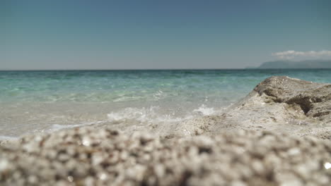 Türkisblaue-Meereswellen,-Die-Am-Strand-In-Sizilien-Planschen
