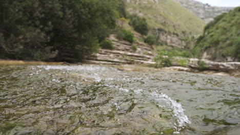 Fluss-Fließt-In-Zeitlupe-Im-Naturschutzgebiet-Cavagrande,-Sizilien
