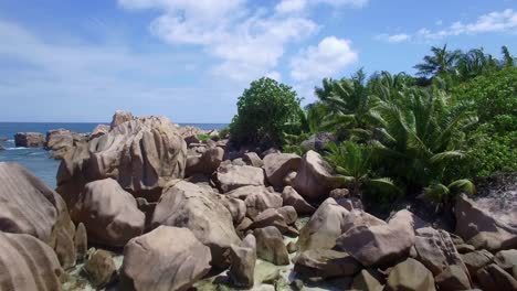Tiro-De-Drone-De-Playa-Con-Rocas-De-Granito,-Arena-Blanca-Y-Cielo-Azul-En-El-Paraíso-Tropical,-La-Digue,-Seychelles