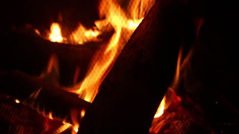 Wood-fire-campfire-burning-bright-hot-at-night