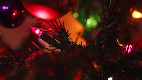 Closeup-of-Christmas-tree-lights-blinking-on-the-tree