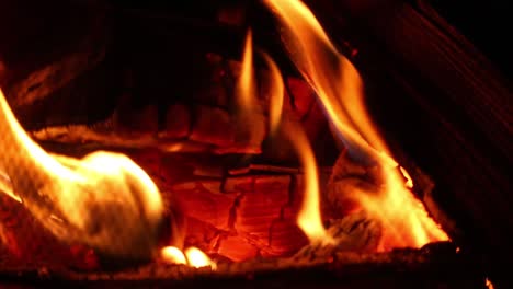 Holz-Brennt-Hell-Heiß-In-Einem-Knisternden-Feuer