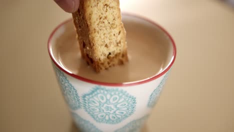 Kekse-Werden-In-Eine-Tasse-Kaffee-Getaucht