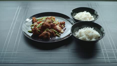 Cocina-Asiática,-Salteado-De-Pollo-Picante,-Presentado-Con-Una-Cubierta-De-Comida-Tradicional