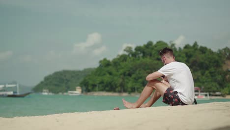Insel-El-Nido,-Philippinen---Tourist-Genießt-Die-Tropische-Insel,-Die-Aus-Weißem-Sand,-Grünen-Bäumen-Und-Ruhigem-Meer-Besteht---Perfekt-Für-Sommerferien---Breite-Aufnahme