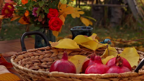 Thanksgiving-Tisch-Mit-Körben-Mit-Walnüssen-Und-Reifen-Roten-Granatäpfeln-Auf-Dem-Gartentisch