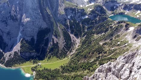 Luftbildkameraschwenk-Der-Mieminger-Berge-In-österreich-Tirol-Mit-Drachensee,-Coburger-Hütte-Und-Seebensee