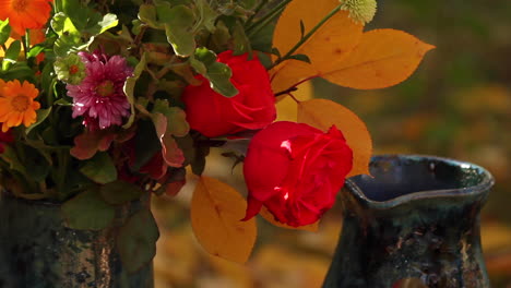 Bunte-Thanksgiving-Blumen-In-Vase-Auf-Dem-Tisch-Draußen-Im-Garten