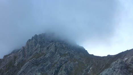 Vista-Cercana-Del-Pico-De-La-Montaña-Tajakopf-Cubierto-De-Nubes