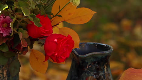 Thanksgiving-Blumen-In-Vase-Auf-Dem-Tisch-Draußen-Im-Garten