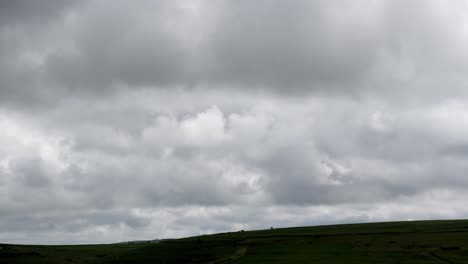 Zeitraffer-Von-Wolken,-Die-Durch-Wunderschöne-Grüne-Hügel-An-Der-Südküste-Von-Kwazulu-Natal-Rollen
