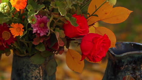 Schwenken-Sie-Die-Rechte-Ansicht-Der-Thanksgiving-Blumen-In-Der-Vase-Auf-Dem-Tisch-Draußen-Im-Garten