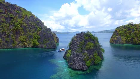 Tour-boat-in-lagoon-waters-in-Coron,-Palawan,-Phillipines