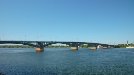 Toma-Panorámica-Del-Puente-Theodor-Heuss-Brücke-Entre-Mainz-Y-Wiesbaden,-Hesse-Y-Rhineland-Palatinado-Con-El-Río-Rhine-En-Un-Soleado-Día-De-Verano