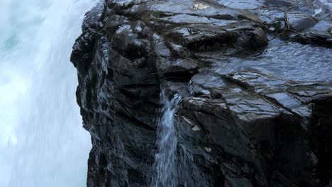 Wasserfall-Neben-Lachslaichbach